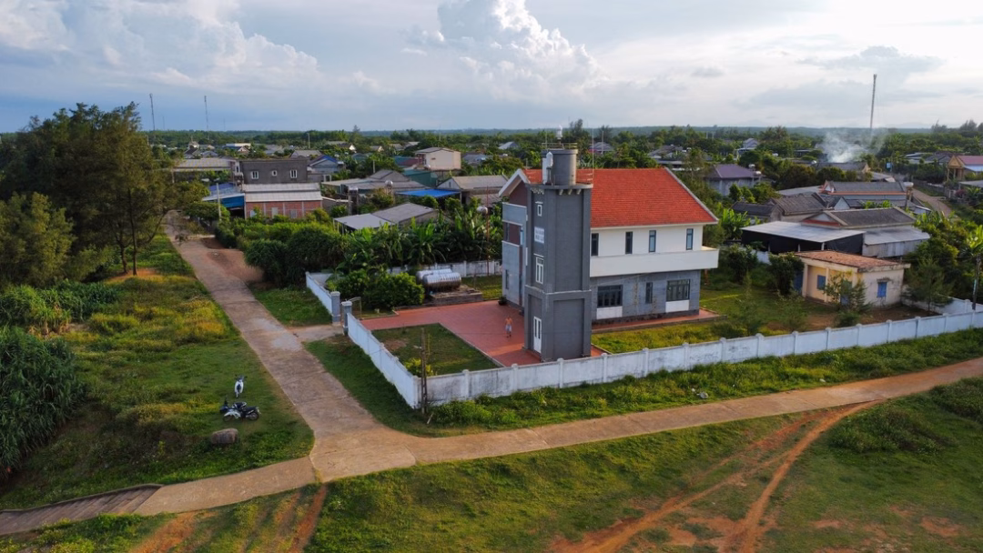 Làng chài nhỏ anh dũng trong chiến tranh, nay yên bình giữa tán cây xanh mát - Ảnh: TUẤN VŨ