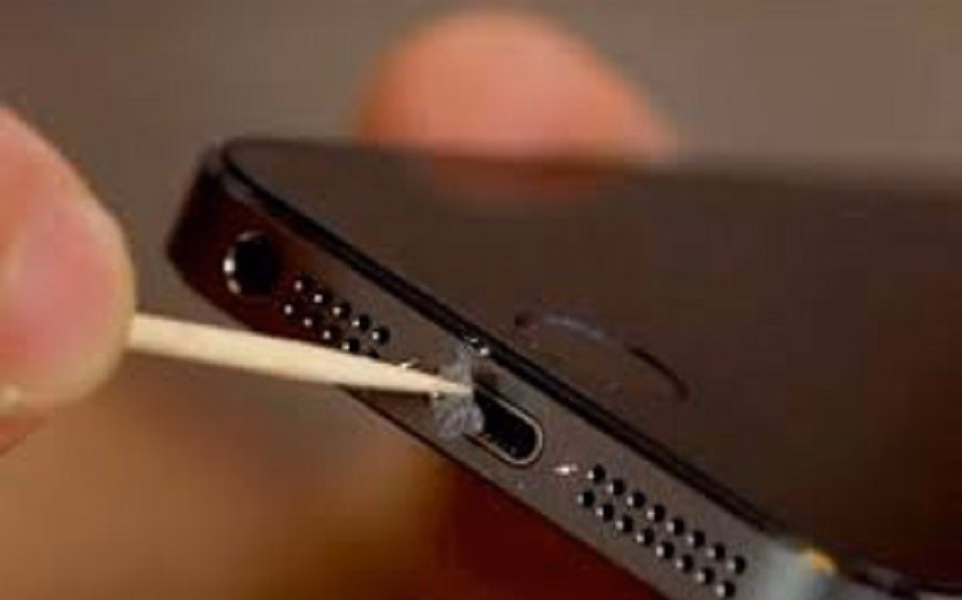 1. Bụi tích tụ trong cổng sạc có thể làm chậm hoặc khiến điện thoại không thể sạc pin được.