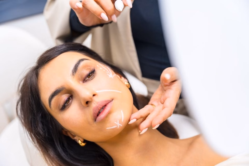 Hành động châm biếm sản phẩm tạo mặt V của Kim Kardashian: Chuyên gia nói gì? All the experts point to non-invasive treatments like radiofrequency (RF) and microcurrent therapy.