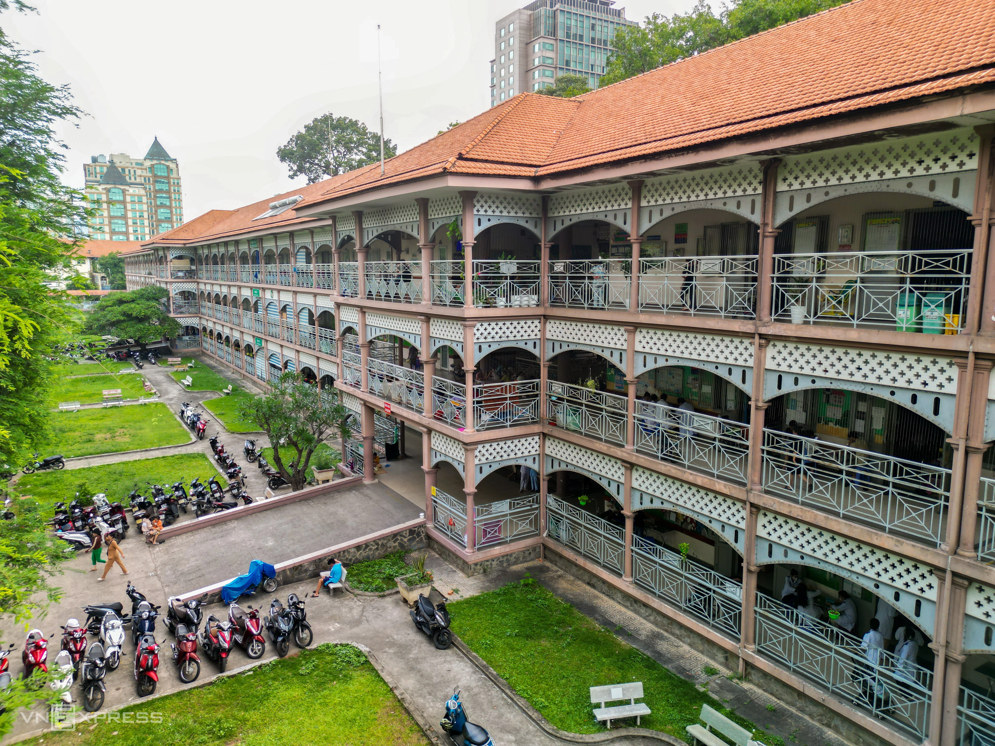 Lịch sử hình thành Bệnh viện Nhi đồng 2 Sài Gòn So với ảnh chụp thập niên 1920, dãy nhà chính của bệnh viện cao hơn một tầng nhưng không thay đổi nhiều về kiến trúc.