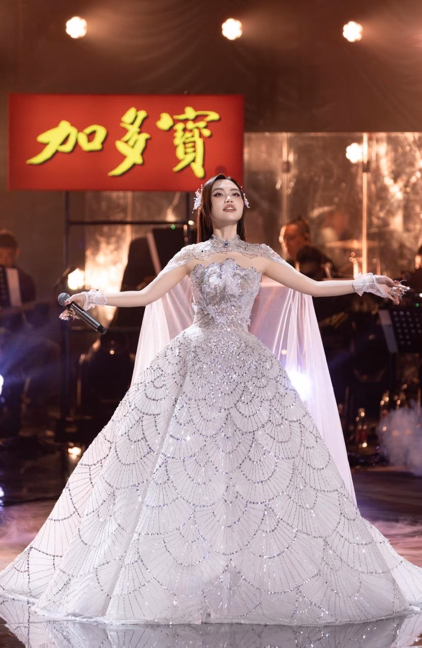 Phương Mỹ Chi diện đồ made in Việt Nam chinh phục Sing! Asia Thời kỳ đẹp nhất của Phương Mỹ Chi- Ảnh 2.