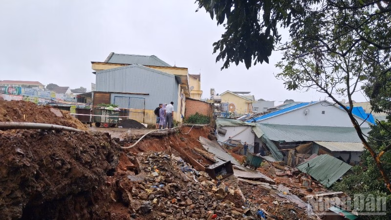 Tường nhà kho sập, hàng trăm triệu đồng bị thiệt hại ở Hà Nội Ông Nguyễn Văn Tuân trình bày sự việc với cơ quan chức năng.