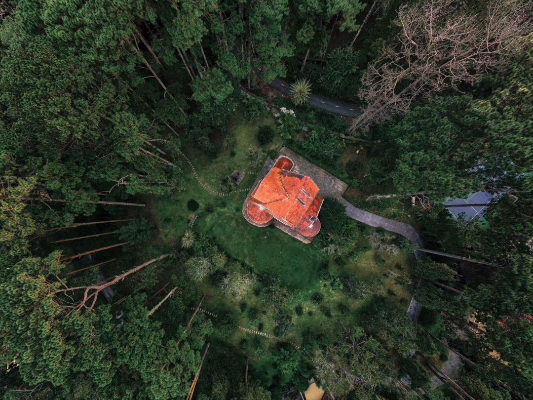 Biệt thự cổ được bao bọc bởi thi&ecirc;n nhi&ecirc;n