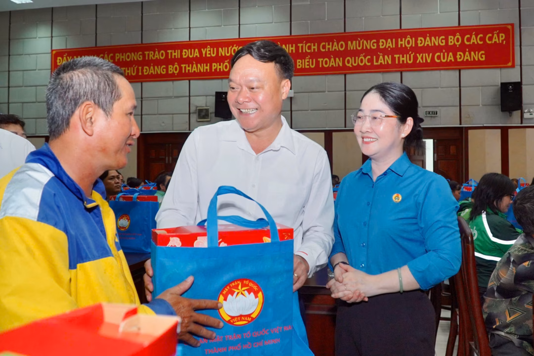 Chị Lê Thị Tuyết Hoa nhận thẻ BHYT - Ảnh 5 Chị Lê Thị Tuyết Hoa nhận thẻ BHYT - Ảnh 5