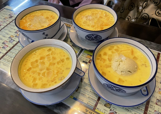 Món chè xoài trân châu – đặc sản Ah Chew Dessert Món chè xoài trân châu và chè xoài trân châu có sầu riêng. Ảnh: Linh Hương