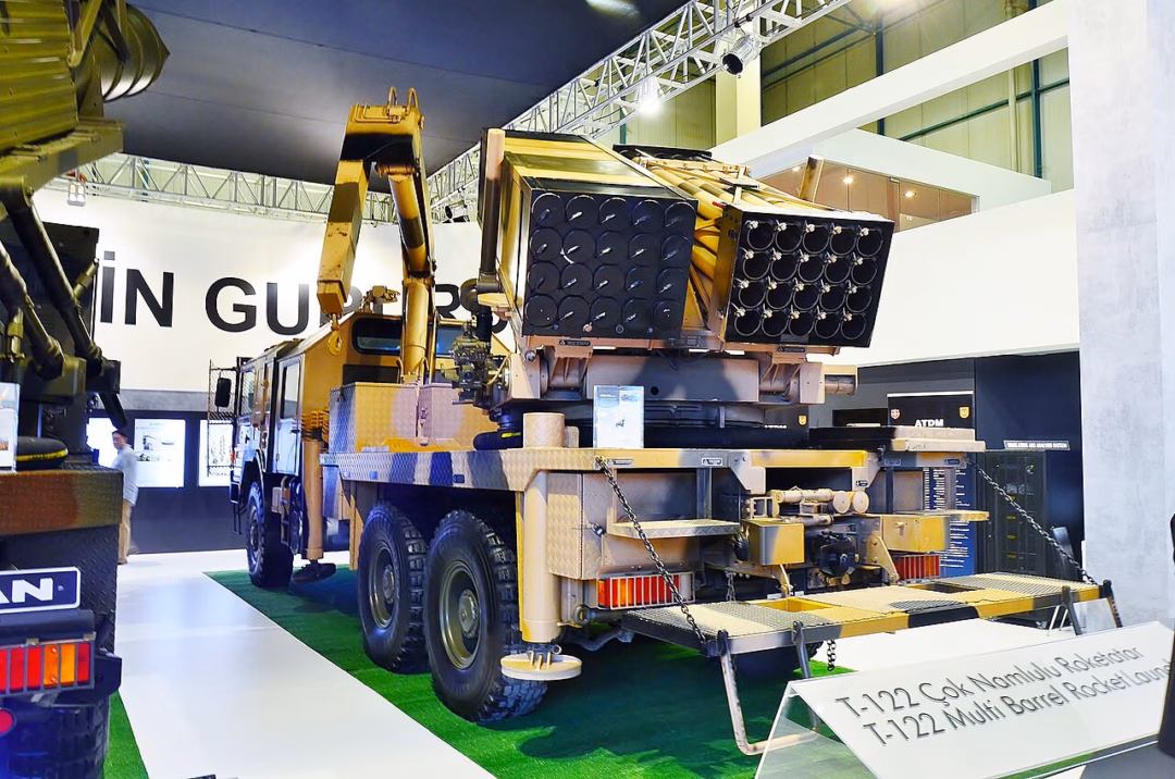 Ph&aacute;o phản lực T-122 Sakarya tr&ecirc;n khung xe MAN