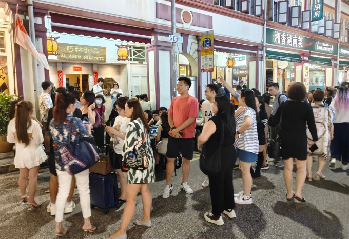 Quán chè Ah Chew Dessert tại Singapore Khách đợi đến lượt bên ngoài quán. Ảnh: H Lim