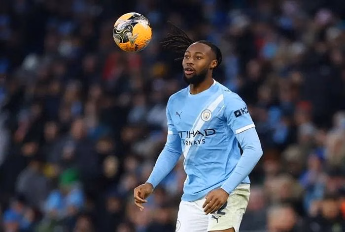 Ryan McAidoo tạt b&oacute;ng v&agrave; ghi b&agrave;n cho Manchester City