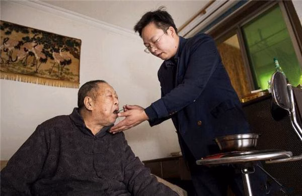 Trương Hiểu Dũng chọn l&agrave;m bảo vệ để chăm s&oacute;c cha