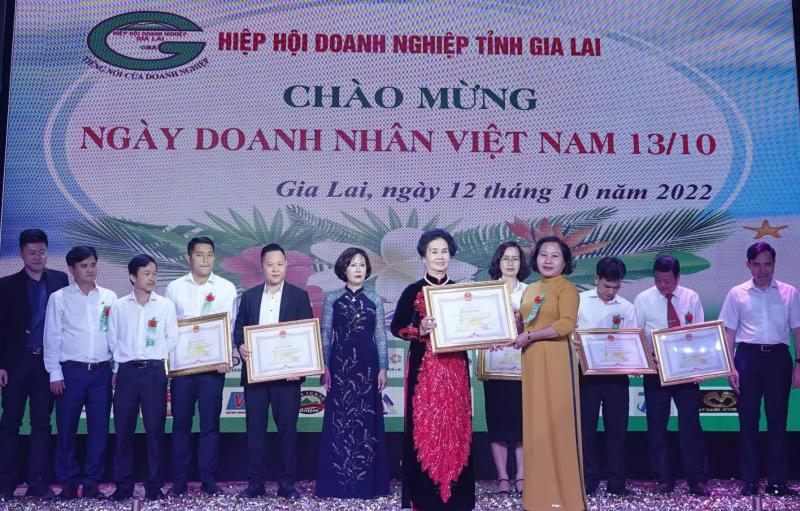 Công ty TNHH TM Chế biến nông lâm sản Đường Vạn Phát nhận bằng khen của UBND tỉnh Gia Lai. Ảnh: Minh Vỹ.