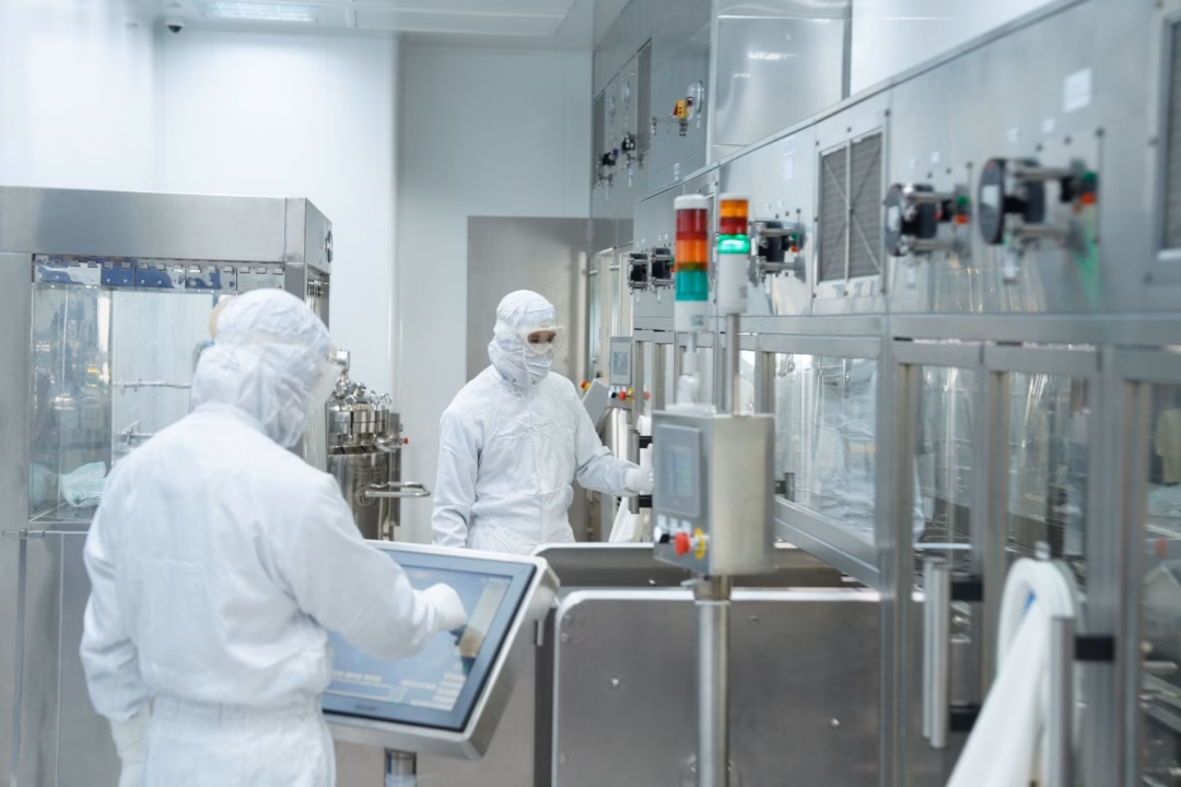 Nhà máy EU-GMP của Imexpharm Nhân viên làm việc tại nhà máy đạt chuẩn EU-GMP của Imexpharm