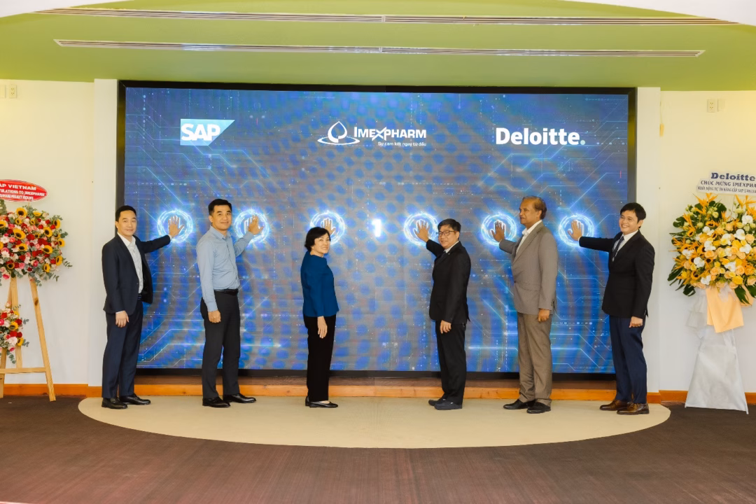 Nghi thức khởi động dự án Ban lãnh đạo Imexpharm cùng đại diện Deloitte Việt Nam và SAP Việt Nam thực hiện nghi thức khởi động dự án