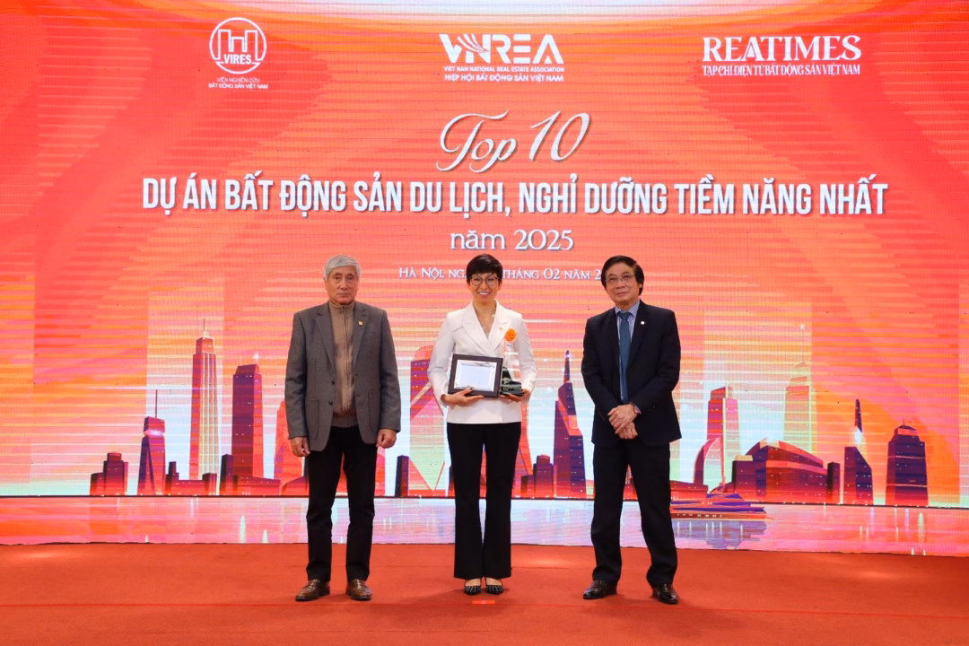 Sun Property giành ‘hat-trick giải thưởng’ Sun Property giành ‘hat-trick giải thưởng’ tại Lễ Vinh danh thương hiệu Bất động sản dẫn đầu năm 2024-2025