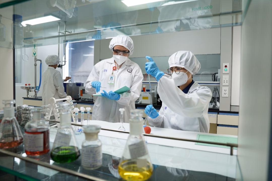 Phòng Lab của Imexpharm Các chuyên gia làm việc tại phòng Lab của Imexpharm