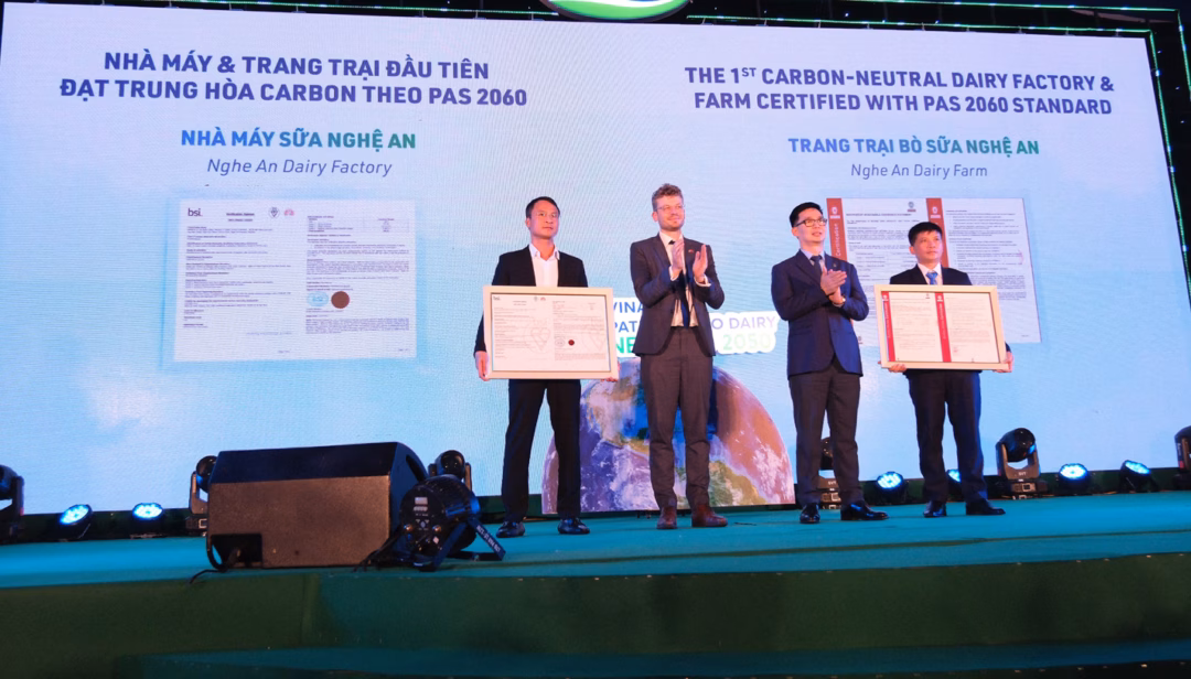 Vinamilk là công ty sữa đầu tiên và duy nhất tại Việt Nam có các nhà máy và trang trại đạt trung hòa carbon