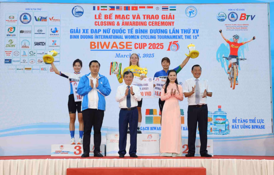 BIWASE 6 lần lọt Top 50 công ty niêm yết tốt nhất của Forbes Việt Nam Ban tổ chức trao giải cho các tay đua Giải xe đạp nữ quốc tế Bình Dương lần thứ 15 - 2025. Ảnh: BTC cung cấp