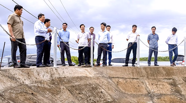 Phó Chủ tịch UBND tỉnh Cà Mau Lê Văn Sử (bìa phải) kiểm tra bên trong Khu công nghiệp ngày 20.7. Ảnh: Nhật Hồ