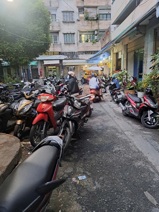 Bãi giữ xe máy tại chung cư Gò Dầu 2 để xe tràn lan, gây mất an toàn phòng cháy chữa cháy