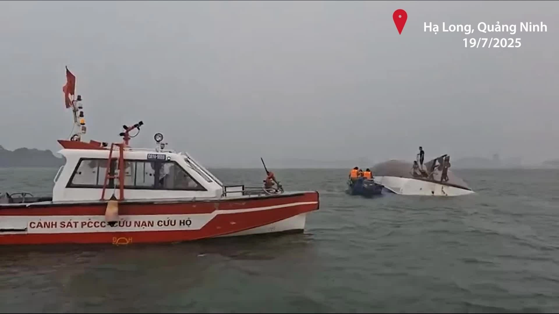Gia đình 4 người rơi xuống biển khi tàu gặp giông Nạn nhân kể lại giây phút tàu gặp nạn và tự cứu nhau. Video: Huy Mạnh