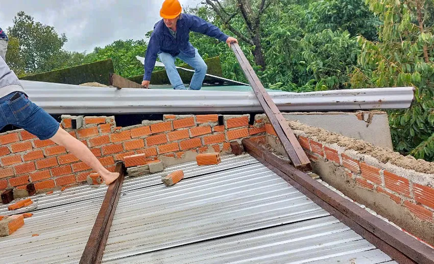 Lâm Đồng: Mưa lớn gây thiệt hại nặng, nhiều nhà dân bị tốc mái và ngập nặng Một nhà dân bị tốc mái. Ảnh: TRÙNG DƯƠNG