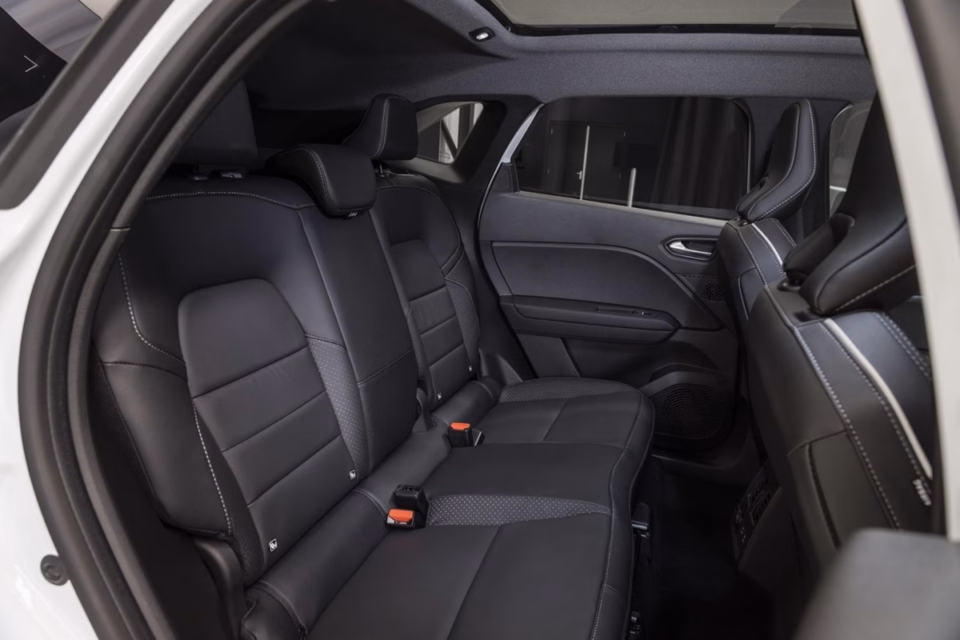 Mitsubishi Grandis trở lại Việt Nam với diện mạo SUV và động cơ hybrid Hàng ghế sau kém xa Grandis đời cũ dù tương đối rộng rãi và có cơ chế điều chỉnh tiến/lùi lên đến 160mm (Ảnh: Mitsubishi).
