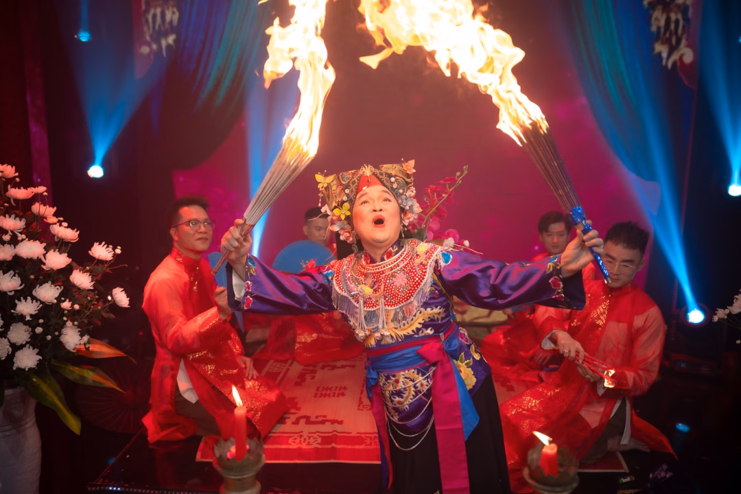 NSƯT Xuân Hinh: Từ cậu bé khó khăn đến người xây dựng Bảo tàng Đạo Mẫu NSƯT Xuân Hinh có hàng chục năm gắn bó với nghệ thuật truyền thống.