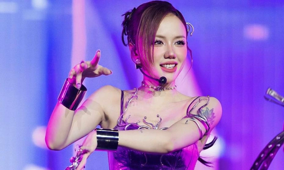 Phương Ly đa sắc màu trên sân khấu Em xinh say hi Tiết mục "Em xinh em bling"