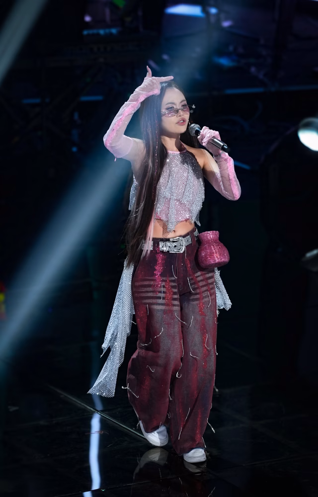 Phương Mỹ Chi trình làng ‘Vũ trụ có anh’ phiên bản liveband tại Sing! Asia 2025 Phương Mỹ Chi trong đêm bán kết 2 (Ảnh: FBNV)