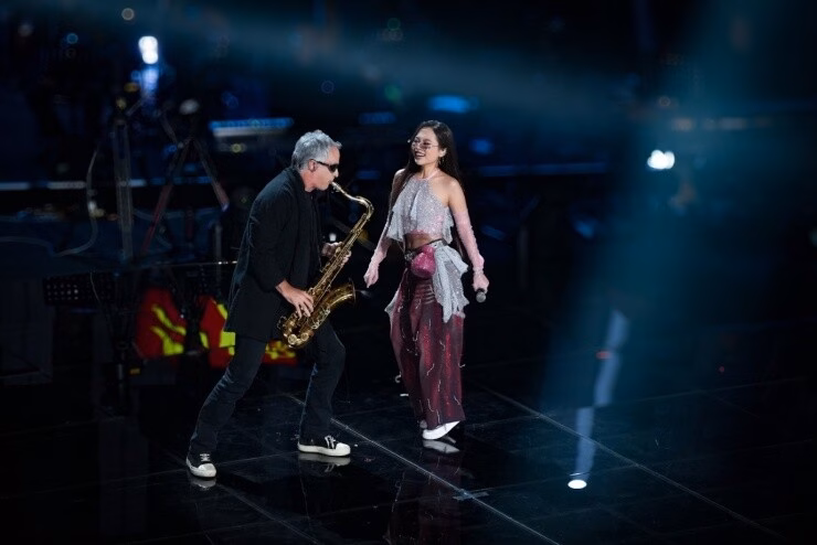 Phương Mỹ Chi trình làng ‘Vũ trụ có anh’ phiên bản liveband tại Sing! Asia 2025 Phương Mỹ Chi dành tặng cái ôm chân thành cảm ơn người chơi saxophone (Ảnh: FBNV).