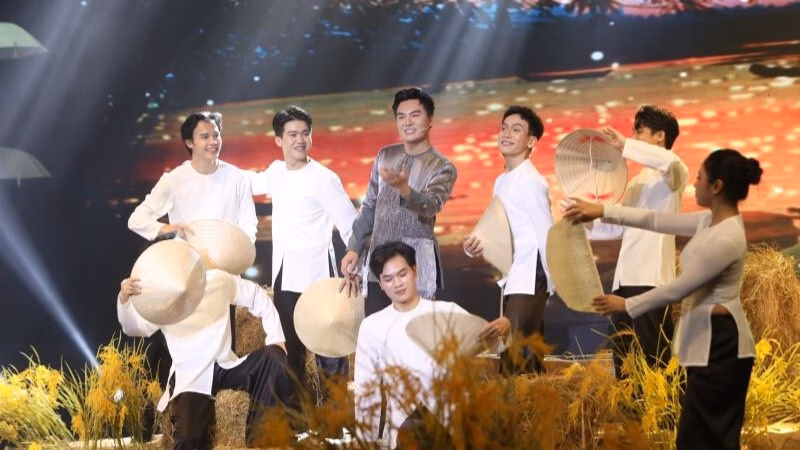 Quốc Trí rạng rỡ khi debut trong Tình Bolero 2025 Tham gia "Tình Bolero" 2025 là cột mốc đánh dấu bước chuyển mới của MC Quốc Trí sang lĩnh vực ca hát. (Ảnh: NVCC)