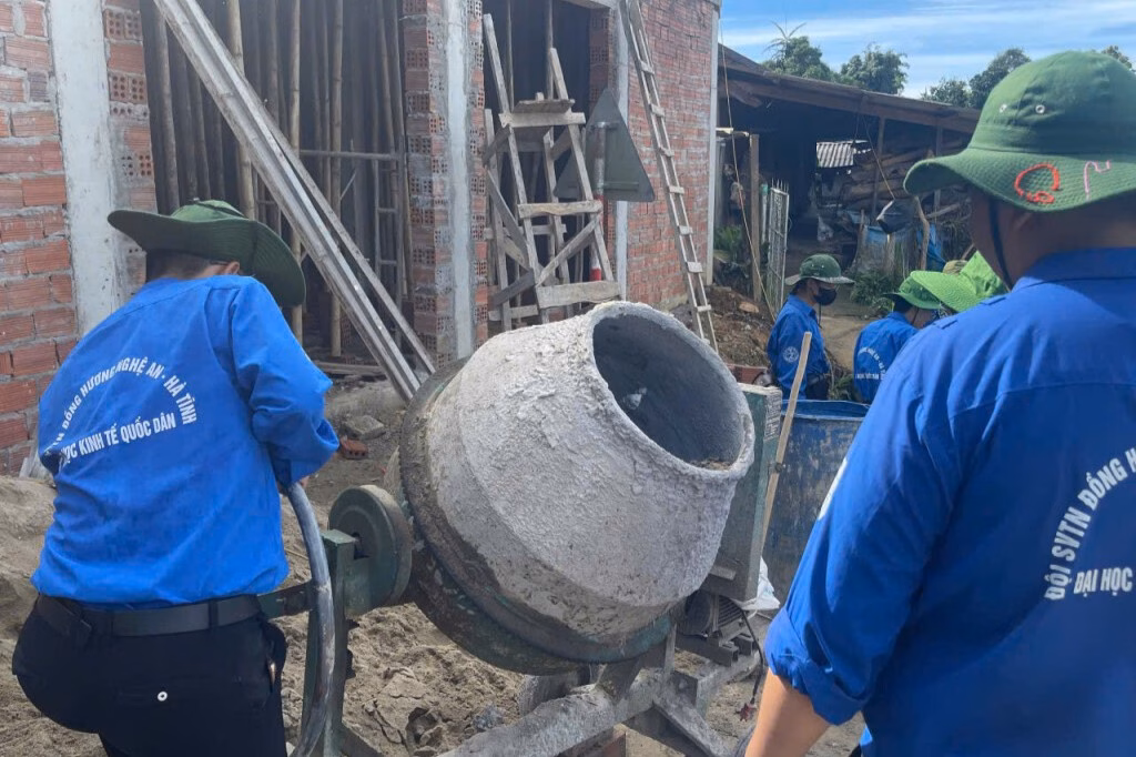 Các bạn trẻ thực hiện công trình công trình “Đèn đường thắp sáng”