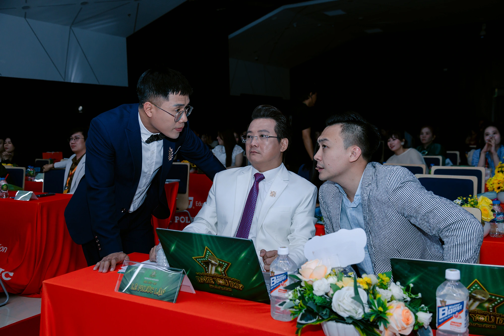 Các giám khảo thảo luận trước khi đưa ra kết quả cuối cùng tại vòng chung kết Dare You Do? - Tự tin nói trước công chúng mùa 3
