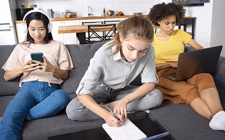 Thế hệ Gen Z và hiện tượng giao tiếp phi ngôn ngữ trong thời đại số Ánh mắt vô cảm của Gen Z: Đáng thương hay đáng trách? - Ảnh 2.