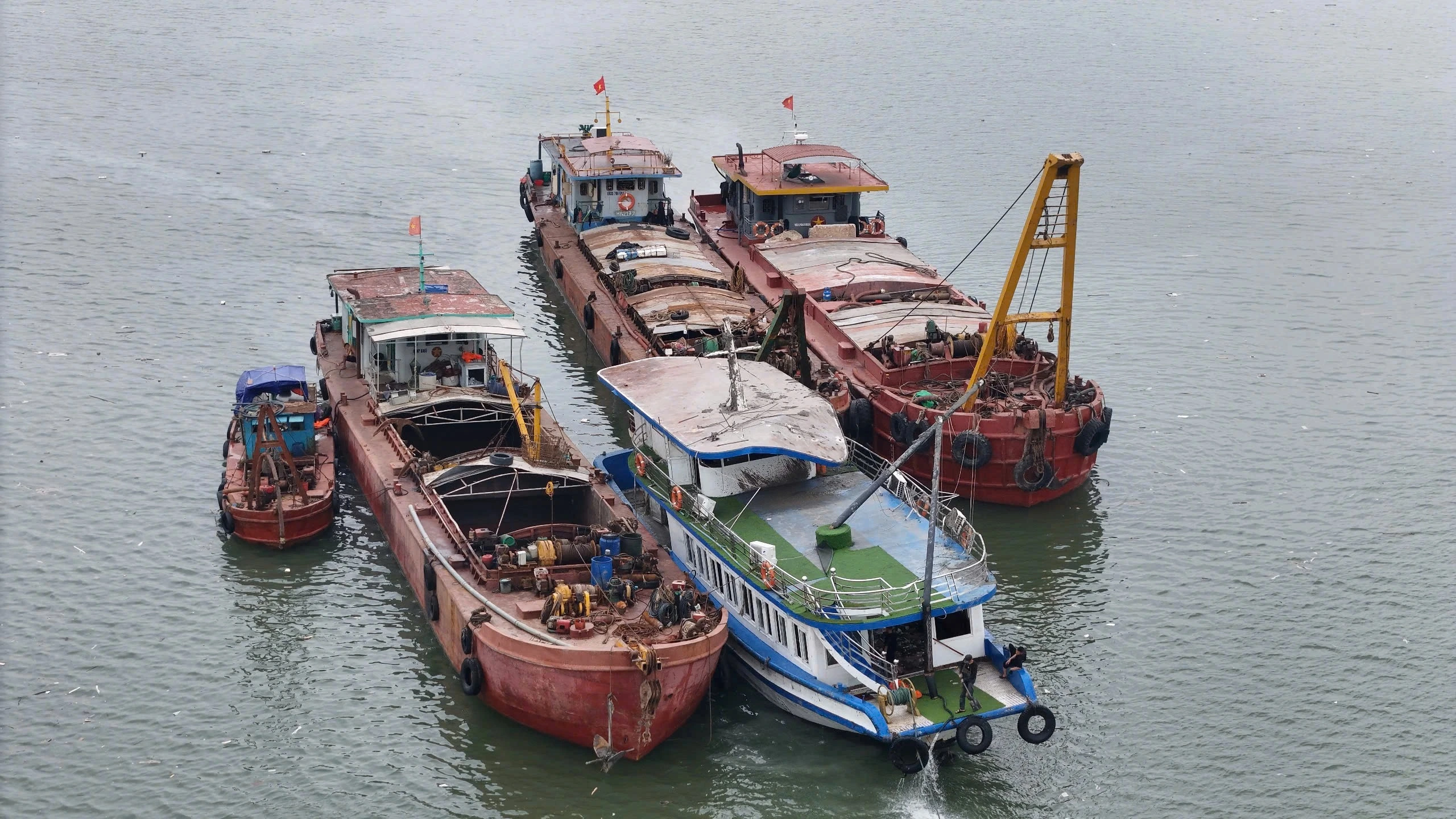 Thuyền viên kể lại giây phút sinh tử trong vụ lật tàu trên vịnh Hạ Long Tàu Vịnh Xanh 58 được lai dắt về bờ để phục vụ công tác điều tra