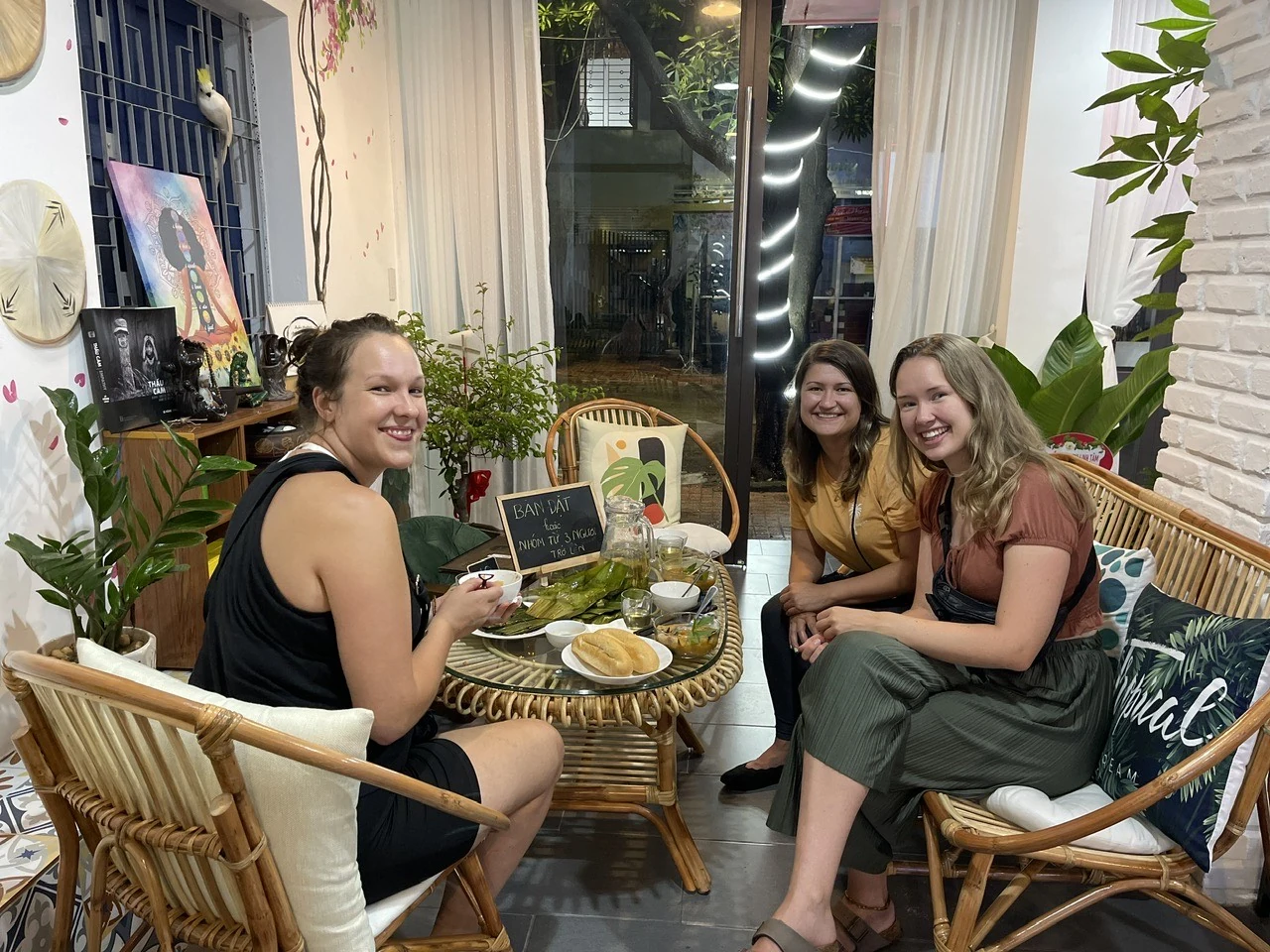 Tiệm ăn – cà phê thuần chay Genkan: Không gian tĩnh lặng và chữa lành ở Quảng Trị Ở Genkan Vegan Chay, khách hàng không chỉ tìm thấy đồ ăn sạch, cà phê nguyên vị mà còn cảm nhận rõ nét sự tinh tế, nhẹ nhàng và sâu sắc - Ảnh: T.A