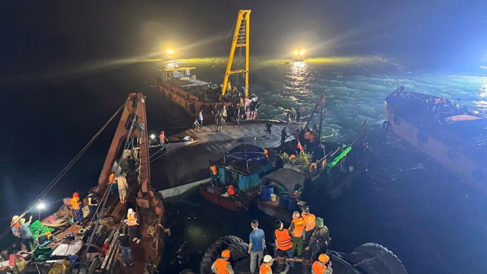 Tìm kiếm người thân trong vụ lật tàu du lịch ở Quảng Ninh, hỗ trợ gia đình nạn nhân Đã tìm thấy 36 thi thể nạn nhân - ảnh 2