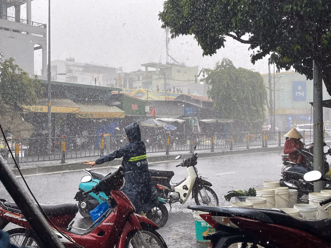 TP HCM và Nam bộ tiếp tục mưa lớn, gió mạnh