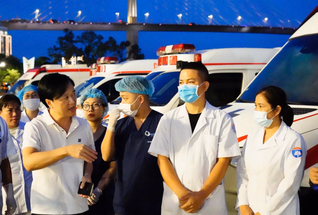 Vịnh Hạ Long tang thương sau cơn giông lốc: 38 người chết, nhiều người mất tích Ngành y tế Quảng Ninh huy động hơn 100 người có mặt tại bến phà Bãi Cháy để ứng cứu nạn nhân