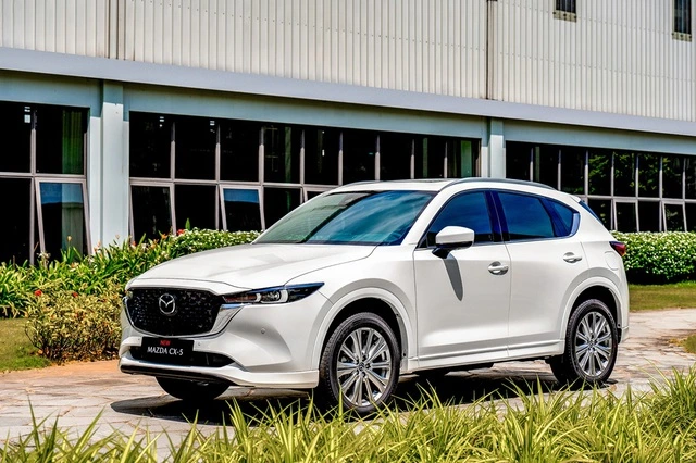 So với Mazda CX-5, giá bán xe Trung Quốc Geely Monjaro cao hơn gần 400 triệu đồng
