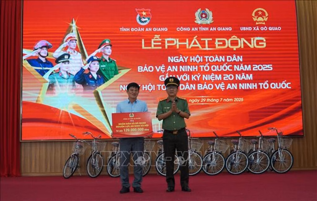 An Giang phát động Ngày hội toàn dân bảo vệ an ninh Tổ quốc 2025 Lãnh đạo Công an tỉnh An Giang trao tượng trưng nguồn lực an sinh xã hội 120 triệu đồng cho nhân dân xã Gò Quao.