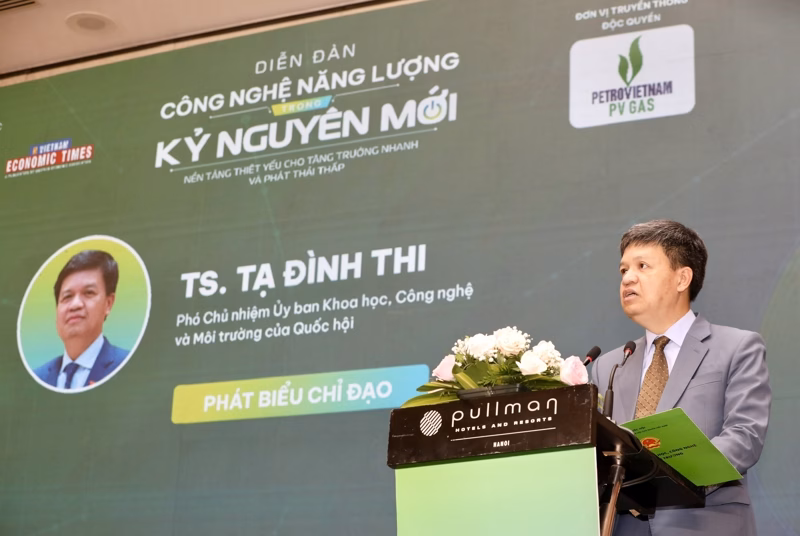TS. Tạ Đình Thi - Phó Chủ nhiệm Ủy ban Khoa học, Công nghệ và Môi trường của Quốc hội cho rằng, việc ứng dụng các công nghệ hiện đại, tiên tiến, cũng như chuyển đổi sang các nguồn năng lượng tái tạo, năng lượng mới không còn là lựa chọn, mà là con đường tất yếu để đảm bảo an ninh năng lượng, phát triển kinh tế bền vững và bảo vệ môi trường.
