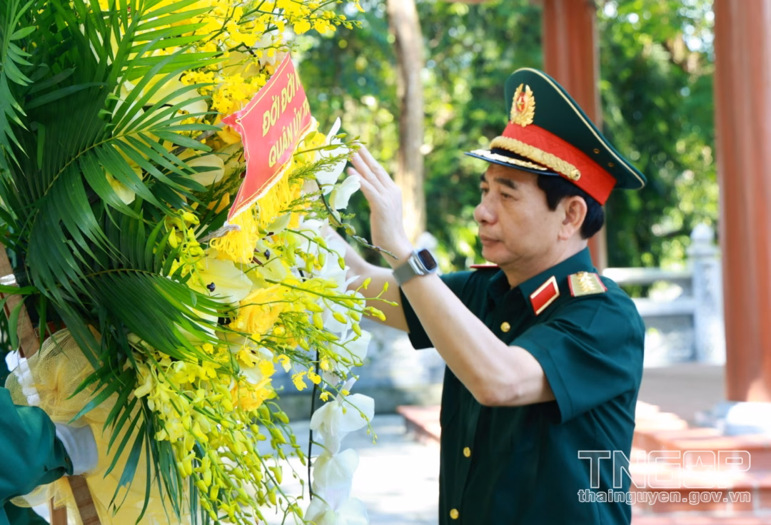 Đại tướng Phan Văn Giang dâng hương tưởng niệm Chủ tịch Hồ Chí Minh tại Thái Nguyên