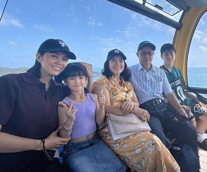 Lê Phương khoe ảnh gia đình hạnh phúc bên bờ biển,ắng chiều cao con trai út Lê Phương khoe ảnh chụp chung cùng con gái Bông.