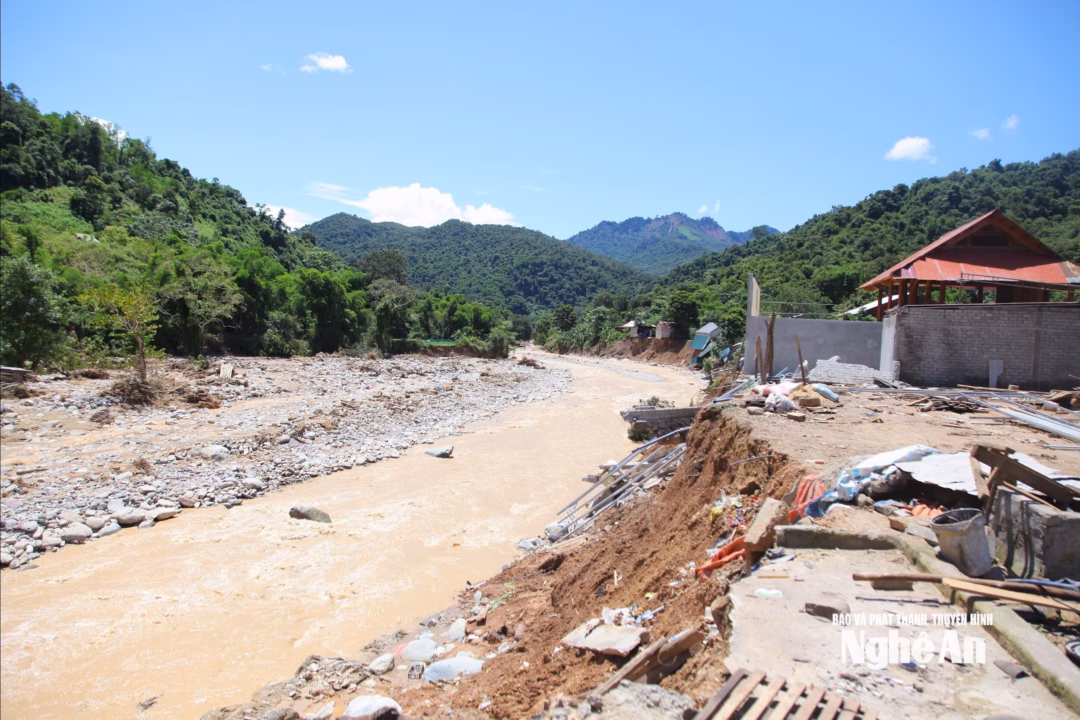 Nghĩa đồng bào trong bão lũ Trung úy Và Bá Vì hỗ trợ bà con phân phối hàng cứu trợ. Ảnh: Ngân Hạnh