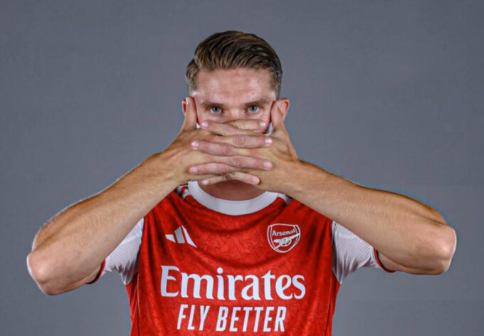 Trung vệ Gabriel Magalhaes lấy tay che mặt, mừng bàn thứ ba của Arsenal trong trận thắng Sporting 5-1 trên sân Jose Alvalade, Lisbon, Bồ Đào Nha ngày 26/11/2024. Ảnh: