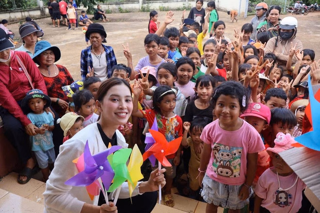 Tiểu Vy xây nhà vệ sinh, tặng học cụ cho em Khmer khó khăn