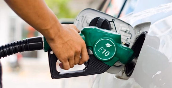 Thông tin về việc nạp nhiên liệu trong sách hướng dẫn sử dụng Honda CR-V - Ảnh chụp màn hình