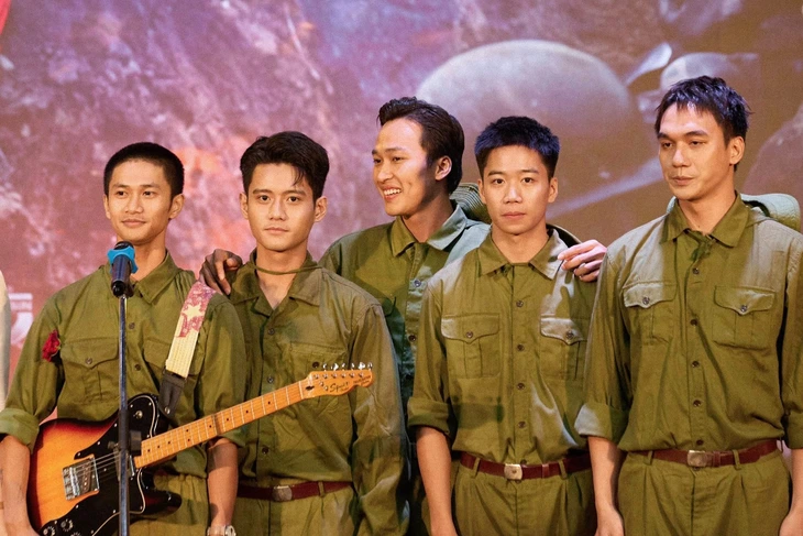 Còn gì đẹp hơn – Giai điệu đồng hành cùng người trẻ yêu nước Dàn diễn viên vào vai các chiến sĩ trẻ của Tiểu đội 1 trong phim Mưa đỏ - Ảnh: ĐPCC
