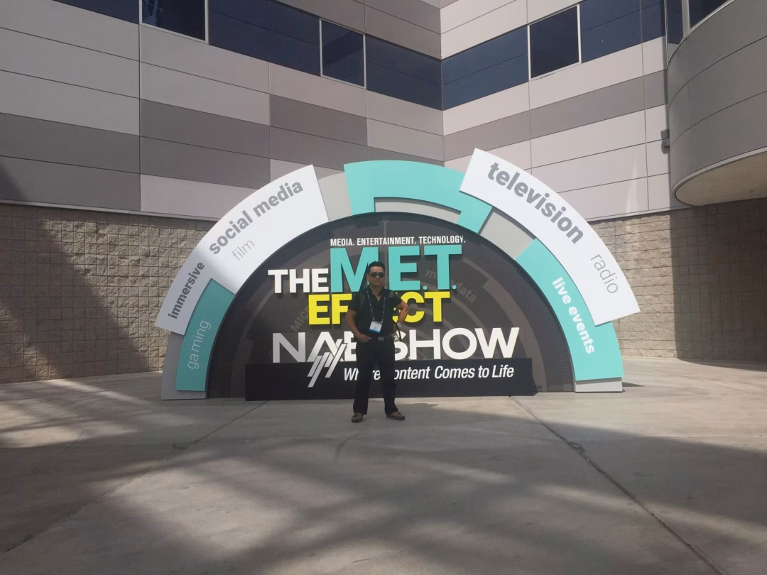 Đạo diễn Xuân Phước tại khu vực chính của NAB Show, nơi hội tụ công nghệ truyền hình và điện ảnh tiên tiến nhất thế giới