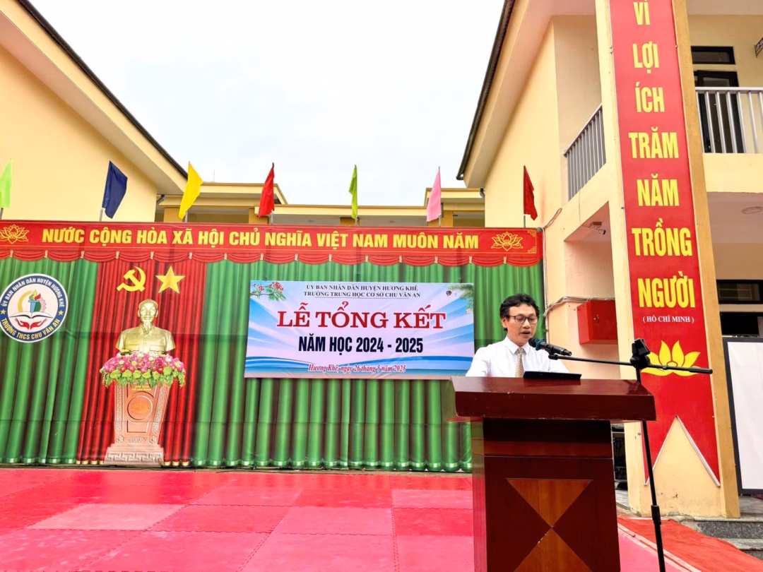 Đề xuất hệ số lương đặc thù cho giáo viên: Tăng thu nhập hay tạo ra bất bình đẳng? Thầy Nguyễn Ánh - Hiệu trưởng Trường Trung học cơ sở Chu Văn An. Ảnh: Website Trường.